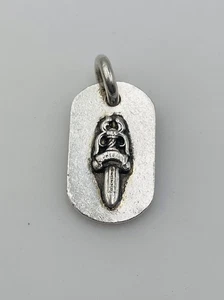 Auténtico colgante con etiqueta de perro daga de plata de ley con corazones cromados - Imagen 1 de 8