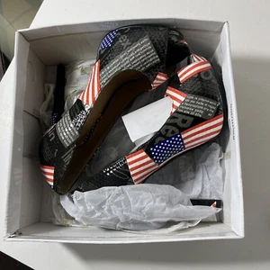 Jubilee Tide-1 Damen-Heels schwarz mit Flagge/Verbiage 8 1/2 neu offene Zehenpartie - Bild 1 von 12