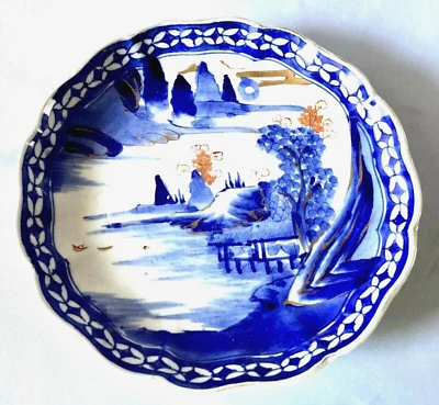 Plato antiguo de porcelana asiática azul y blanco, dorado rojo detalle Imari paisaje Foto 1 de 4