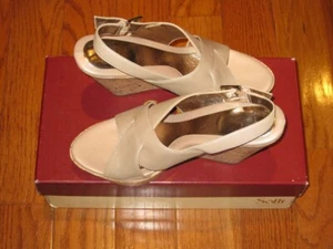 New Sofft Womens Zita Slingbacks Leather Wedge Sandals Shoes 8.5M Soft Silver - Foto 1 di 4
