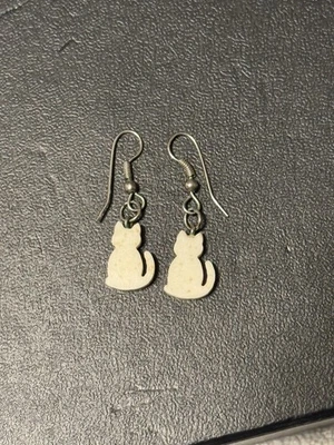 Brincos pendurados feitos à mão com silhueta de gato marfim - Imagem 1 de 3