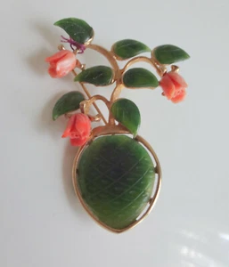 Broche alfiler urna SWOBODA 1966 rosas de coral de jade flores en jarrón como nuevo - Imagen 1 de 10