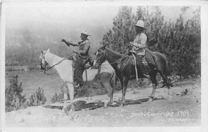 Tarjeta postal de 1909 Oregon Cowboy Indian a caballo Wheelers RPPC 25-8913 - Imagen 1 de 2