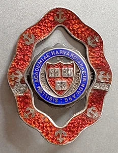 Antikes HARVARD UNIVERSITY BRUSTABZEICHEN: Emaille/Sterling; Motto von 1885; "C" Verschluss - Bild 1 von 4