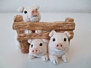 STONE CRITTERS PIGS N FENCE FIGURINE UNITED DESIGN CORP  SC-226 1987 NOS (3) - Picture 1 of 9
