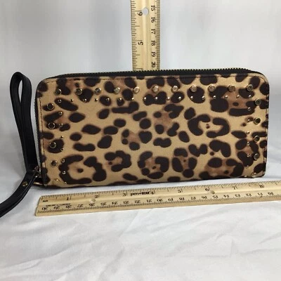 Bolso sin asas billetera con cremallera y estampado de leopardo International Concepts para mujer Foto 1 de 4