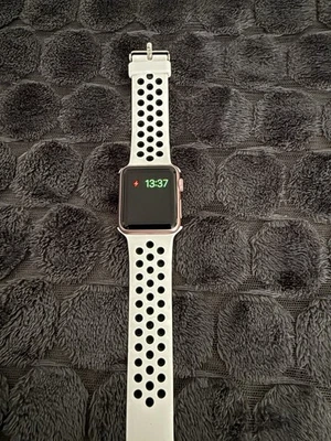 Apple Watch Series 1 38mm Aluminiumgehäuse in Silber mit Sportarmband in Weiß - - Bild 1 von 3