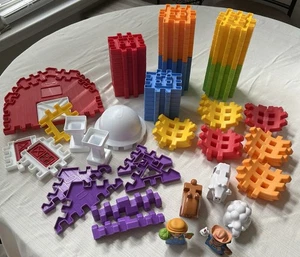 Little Tikes Waffle Blocks Lot Farm Barn Animals Farmers NEAR COMPLETE Barn - Picture 1 of 4