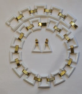 Set girocollo e orecchini clip vintage Trifari tono bianco lucite e oro - Foto 1 di 11