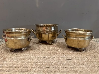 Juego de 3 cuencos vintage de latón con patas y mango jardineras calderas anidadas Foto 1 de 4