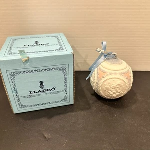 Lladró Porcelain Christmas Ball Ornament 1990 w/ Box Pastel Relief - Picture 1 of 10