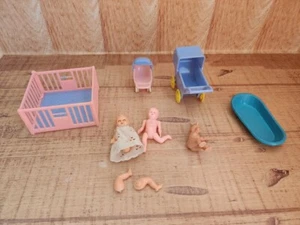 Vintage Renwal Dollhouse Furniture Baby Crib Stroller Dols Lot - Foto 1 di 13