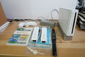 Nintendo Wii  RVL 001 White with 2 controllers and wii play game complete tested