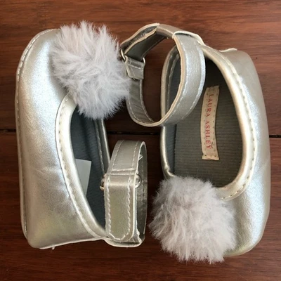 Zapatos con correa al tobillo Laura Ashley plateados pompones, 2 (90) Foto 1 de 4