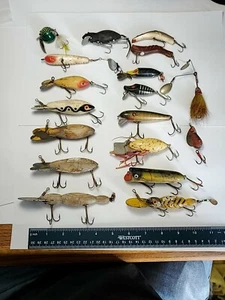 18 esche da pesca antiche per lo più in legno - Foto 1 di 12