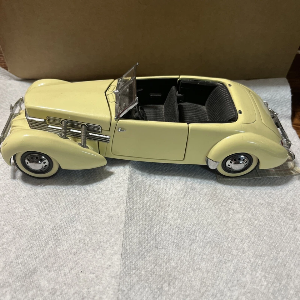 Franklin Mint 1937 Cord 812 Phaeton Coupe Yellow 1/24 Diecast Car  AS IS - Image 1 of 1