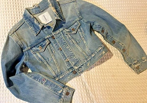 JUGEND~BAUM~MADE IN CA. BLAUE DISTRESSED JEANSJACKE ~ GR. M (10/12) ~ KNOPFDETAIL - Bild 1 von 7