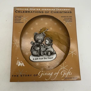 Adorno de recuerdo de peltre celebraciones de Navidad "Un regalo del corazón" oso - Imagen 1 de 7