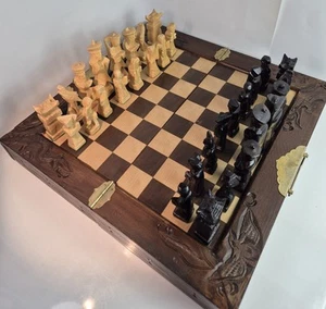 (K39) Schachspiel Holz Kassette mit Schubladen Geschnitzte Chinesische Figuren - Bild 1 von 16