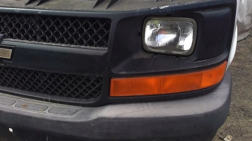 Luz de estacionamiento/esquina del conductor debajo de los faros se adapta a 03-23 EXPRESS 2500 VAN 31003110 Foto 1 de 4