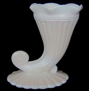 VINTAGE JEANNETTE SHELL PINK MILK GLASS FOOTED CORNUCOPIA HORN VASE- 5" - Picture 1 of 6