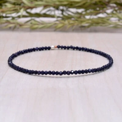 Brazalete elástico de piedra arenisca negra natural de 2 mm con cuentas de piedras preciosas facetadas pequeñas de 6-8" Foto 1 de 4