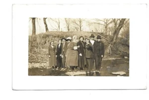 RPPC Personengruppe draußen - Echtfoto Postkarte Antik - Bild 1 von 2