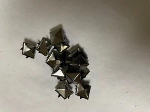 CraftbuddyUS 100 Stck. 12 mm Gunmetal Sqaure Pyramide Nieten Gothic Leder Handwerk Denim - Bild 1 von 3