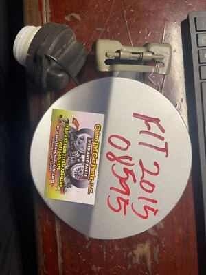 Honda Fit 2015-2020 puerta de combustible aleta de gasolina plateada (NH700M) OEM 63910T5A000ZZ Foto 1 de 4