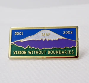 Visione senza confini - IAAP - Scena di montagna e foresta - tono oro - spilla - Foto 1 di 7