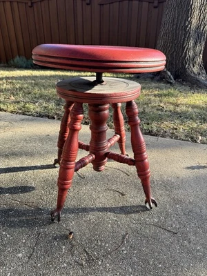 Olney Music Co. Taburete de piano antiguo rojo asiento giratorio garra y pies de bola de vidrio Foto 1 de 4