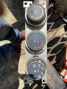 climate control module 2004 Nissan Altima - Picture 1 of 2