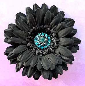 5" tiefschwarze Gerbera Gänseblümchen mit blauen Strass Seidenblume BROSCHE Anstecknadel - Bild 1 von 2