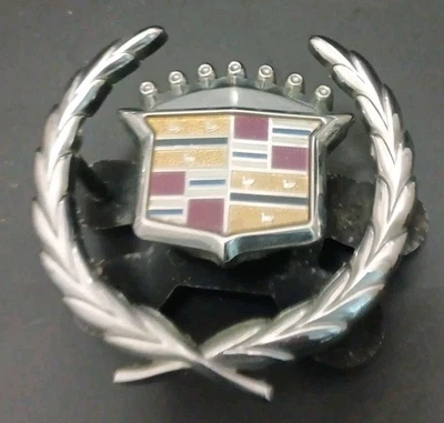 94-96 CADILLAC DEVILLE CONCOURS PARRILLA DELANTERA EMBLEMA PLATA 3540644 OEM Foto 1 de 4