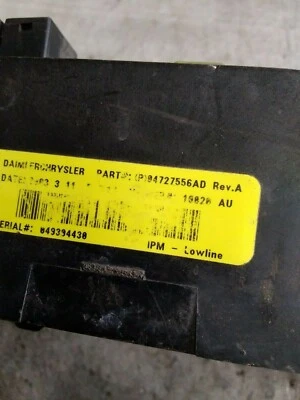 Módulo de relé de control de caja de fusibles Chrysler Town & Country 2003 fabricante de equipos originales 04727556AD Foto 1 de 3