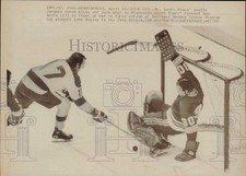 1972 Press Photo St. Louis Blues Goalie Jacques Caron defends shot vs Bob Nevin