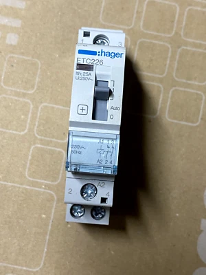 HAGER Contacteur de puissance Jour/Nuit 25A 2O monophasé - ETC226 - Photo 1/2