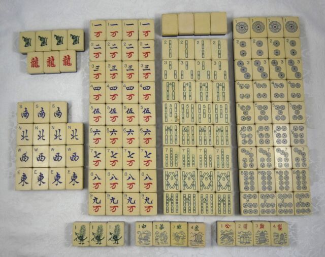 colorida chinês mahjong conjunto com azulejos, dados e contadores