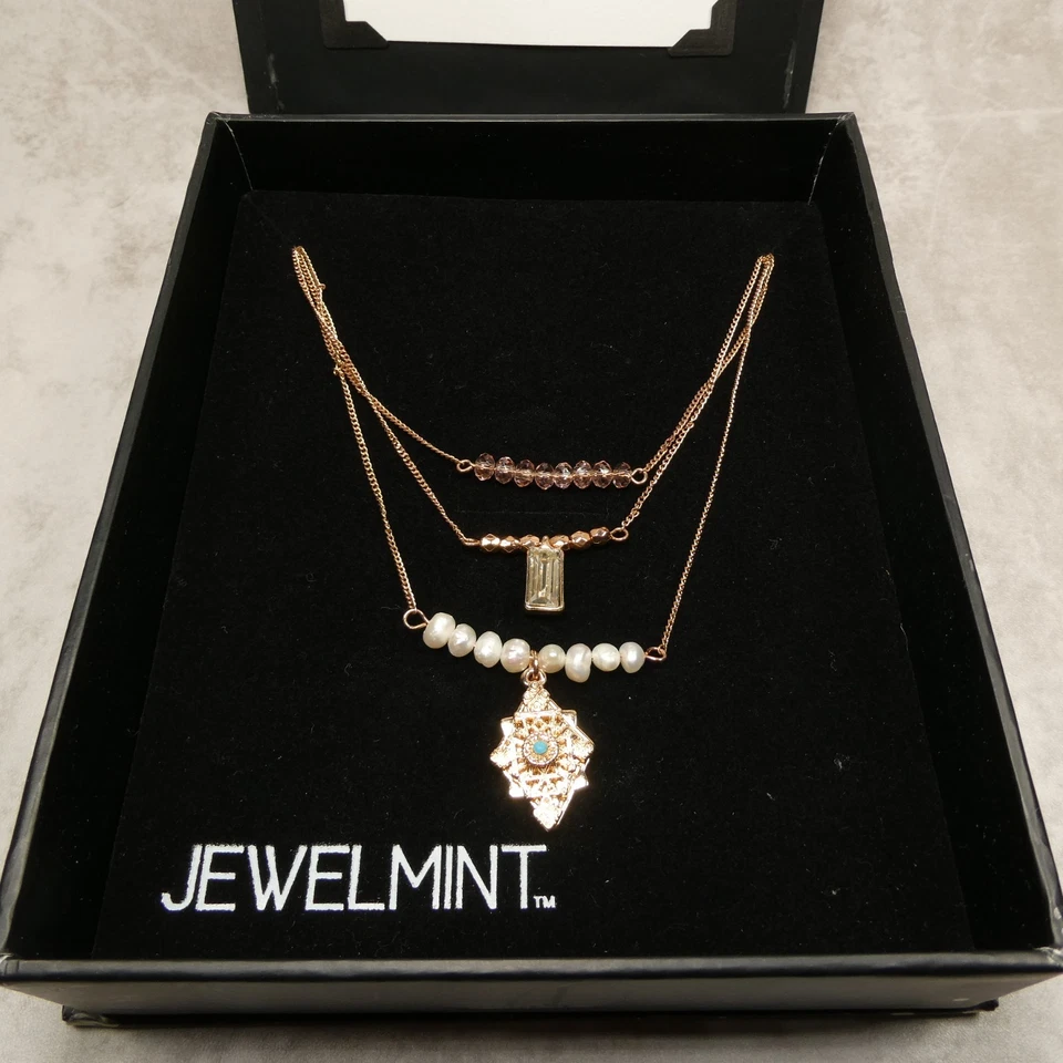 Collar vintage con dije de tres hebras en tono dorado menta Foto 1 de 4