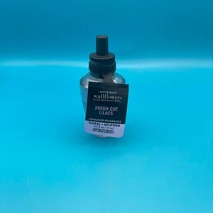 Bath and Body Works FRESH CUT LILACS Wallflowers Fragrance Refill - Bild 1 von 2