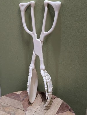 Pinzas, ensaladas o dulces esqueleto. Servir calavera espeluznante de Halloween de 10 pulgadas de largo Foto 1 de 4