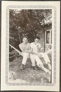 Foto instantánea ~ Dos hermosos jóvenes soldados de la Segunda Guerra Mundial juntos en hamaca - Imagen 1 de 3