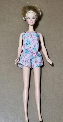 Muñeca Barbie Rubia Años 90 2000 en Blanco Claro Azul Salto Pantalones Cortos Conjunto C285 Foto 1 de 4