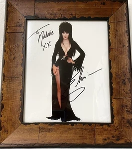 Foto Enmarcada Vintage Elvira Señora de la Oscuridad Firma Original Halloween - Imagen 1 de 6