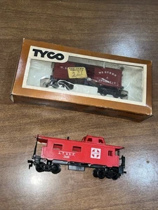 Vintage HO Scale Tyco 1860 Box Car Western & Atlantic 371A und Santa Fe Car - Bild 1 von 5