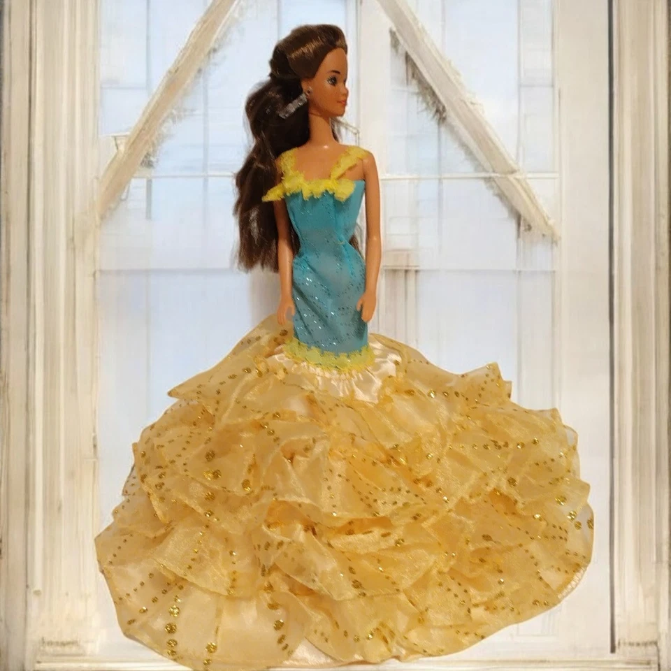 Vestido de Diosa Azul y Amarillo con Detalles Dorados - Vestido Único Hecho a Mano para Muñecas Foto 1 de 4