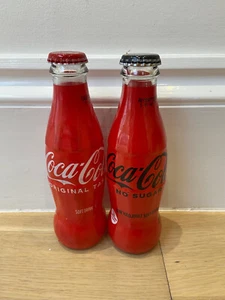 Botellas envueltas Coca-Cola & Coke Zero 2022 SUDAFRICANA 200 ml EN MANO vacías - Imagen 1 de 4