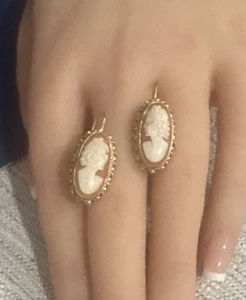 Beautiful Vintage 14k Yellow Gold Cameo Pierced Earrings🩵3.4 Grams - Picture 1 of 6