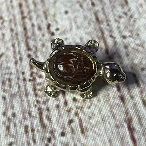 Vintage estate jewelry turtle pin with amber shell  - Picture 1 of 4