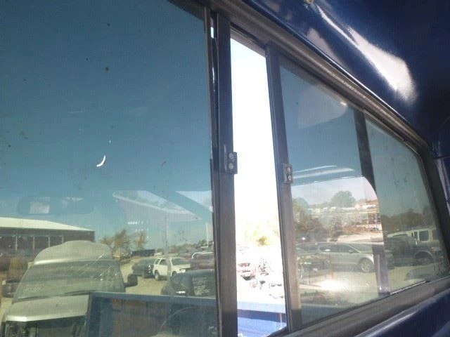 (LOCAL PICKUP ONLY) Back Glass Model VIN R/v 5th Digit Sliding Fits 73-91 GMC 35 - Imagem 1 de 4